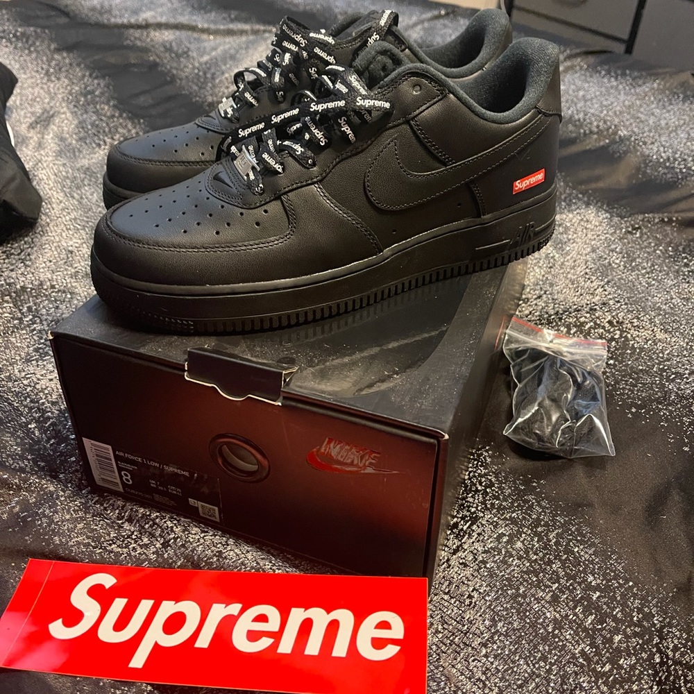 Black Supreme AF1 size 8 men’s. Never worn